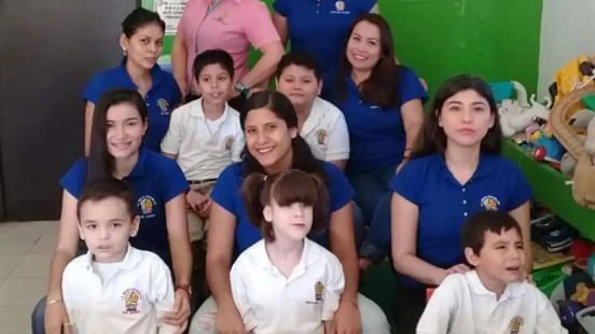 La doctora junto a su equipo de trabajo con sus alumnos.